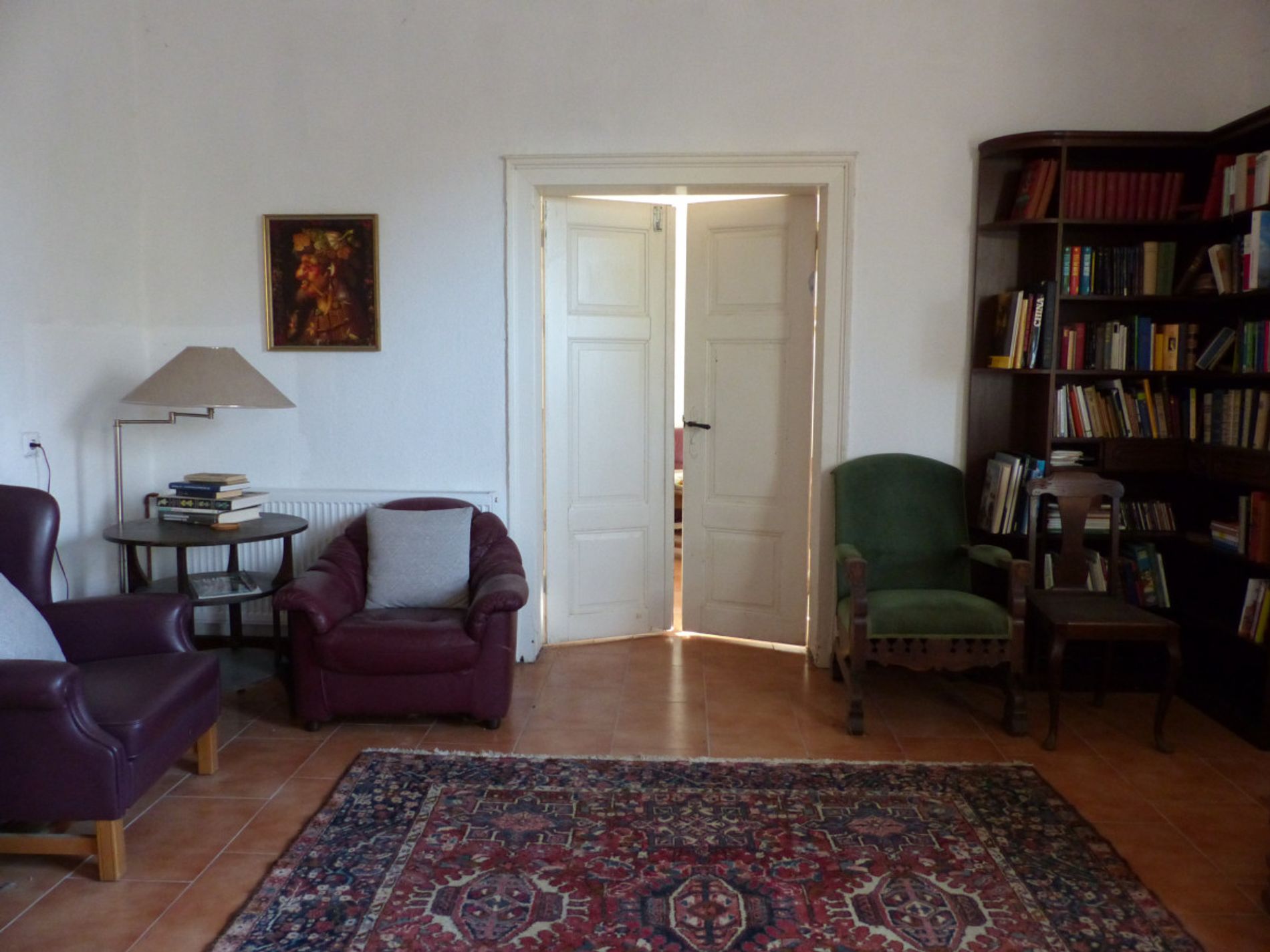 Wohnzimmer mit gr. alter Tür