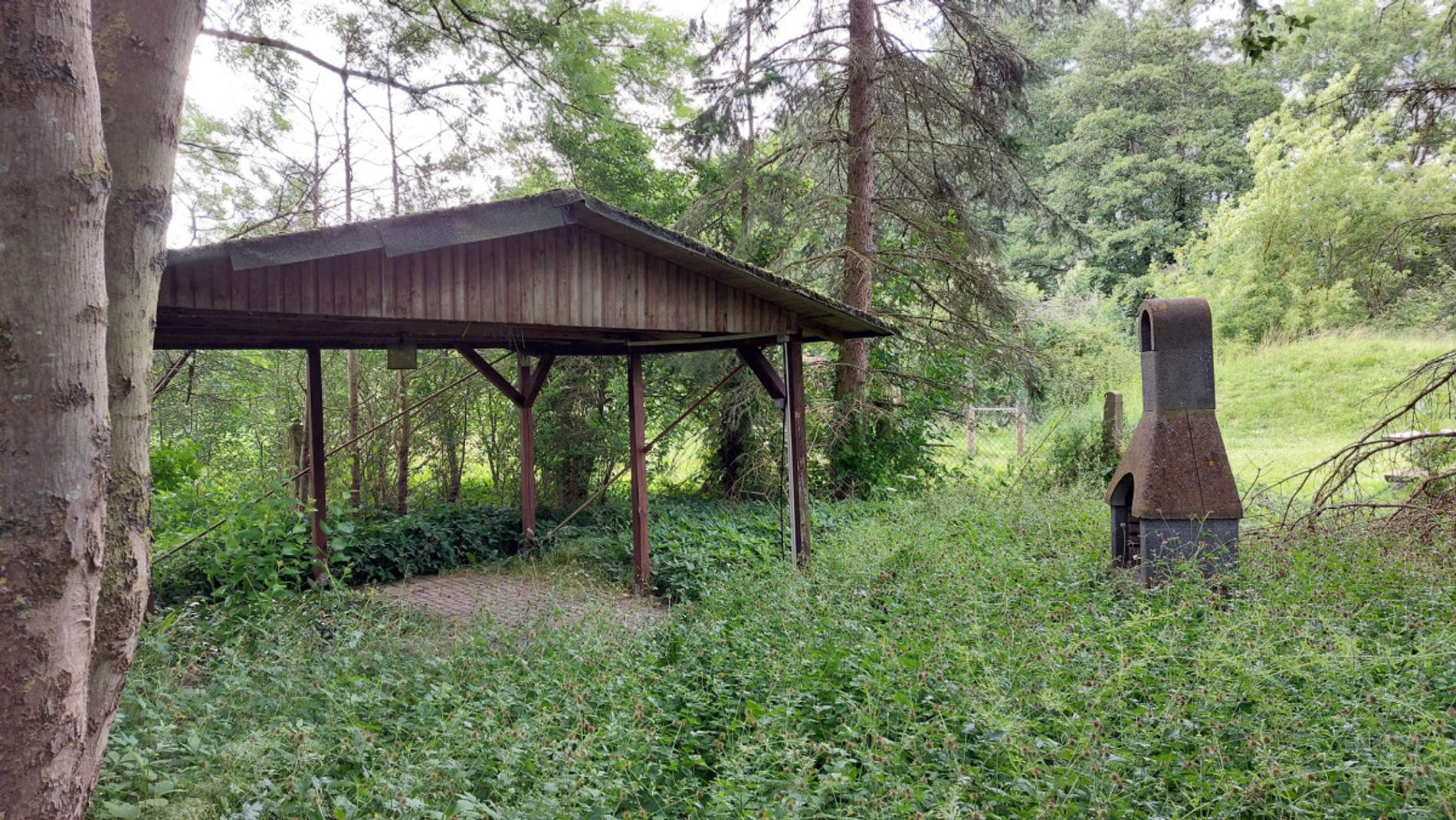 Grundstück mit Gartenpavillon