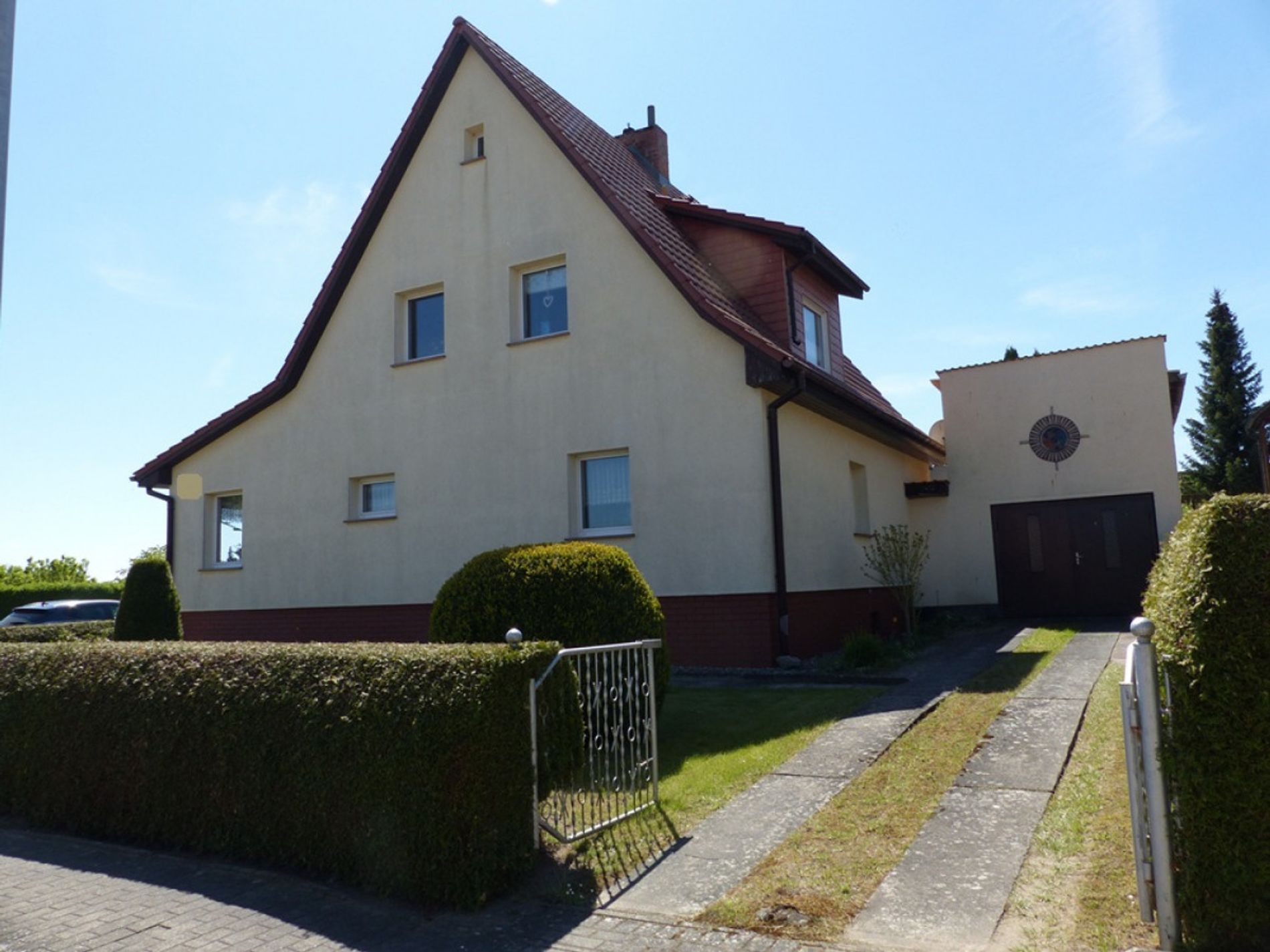 Hofauffahrt mit Garage