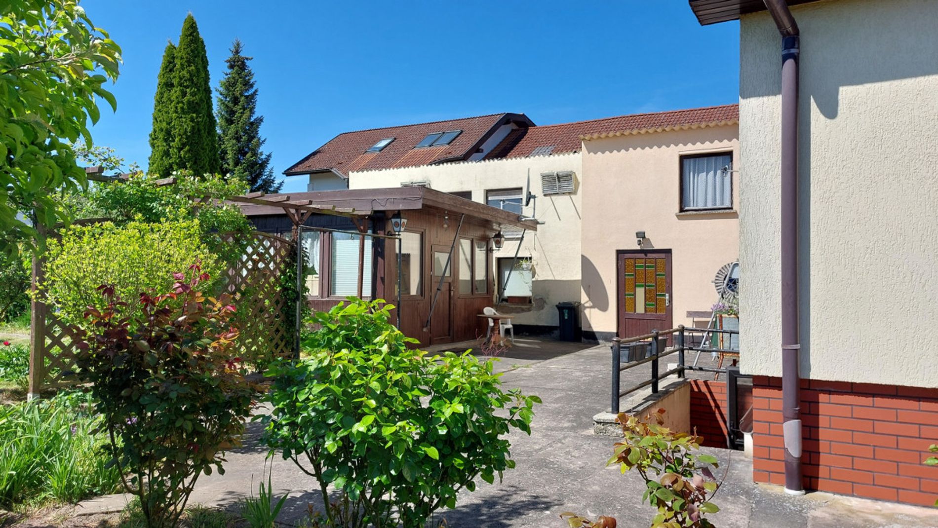 Grundstück neben dem Haus