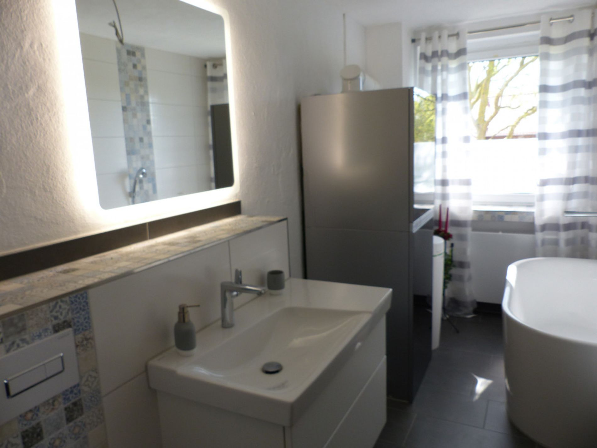 modernes Wannenbad