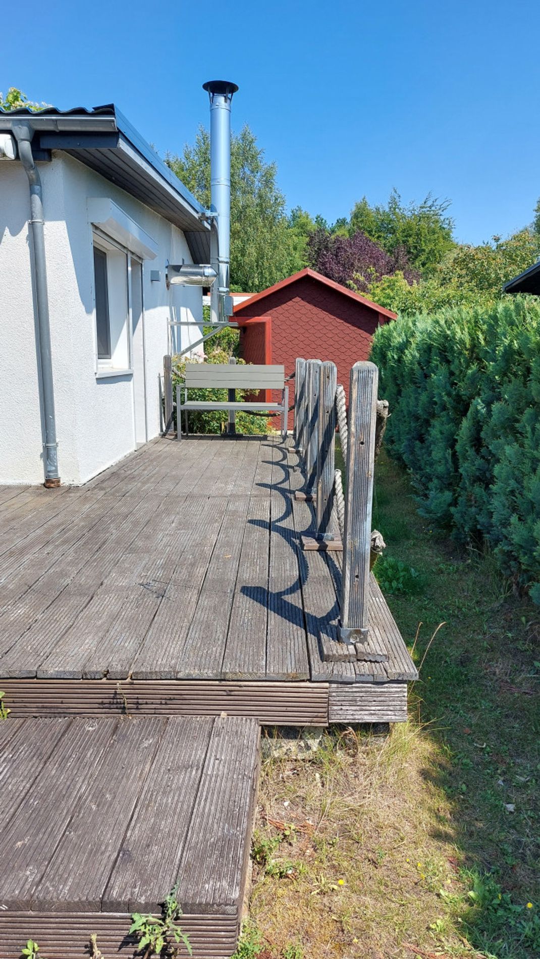 neben dem Haus