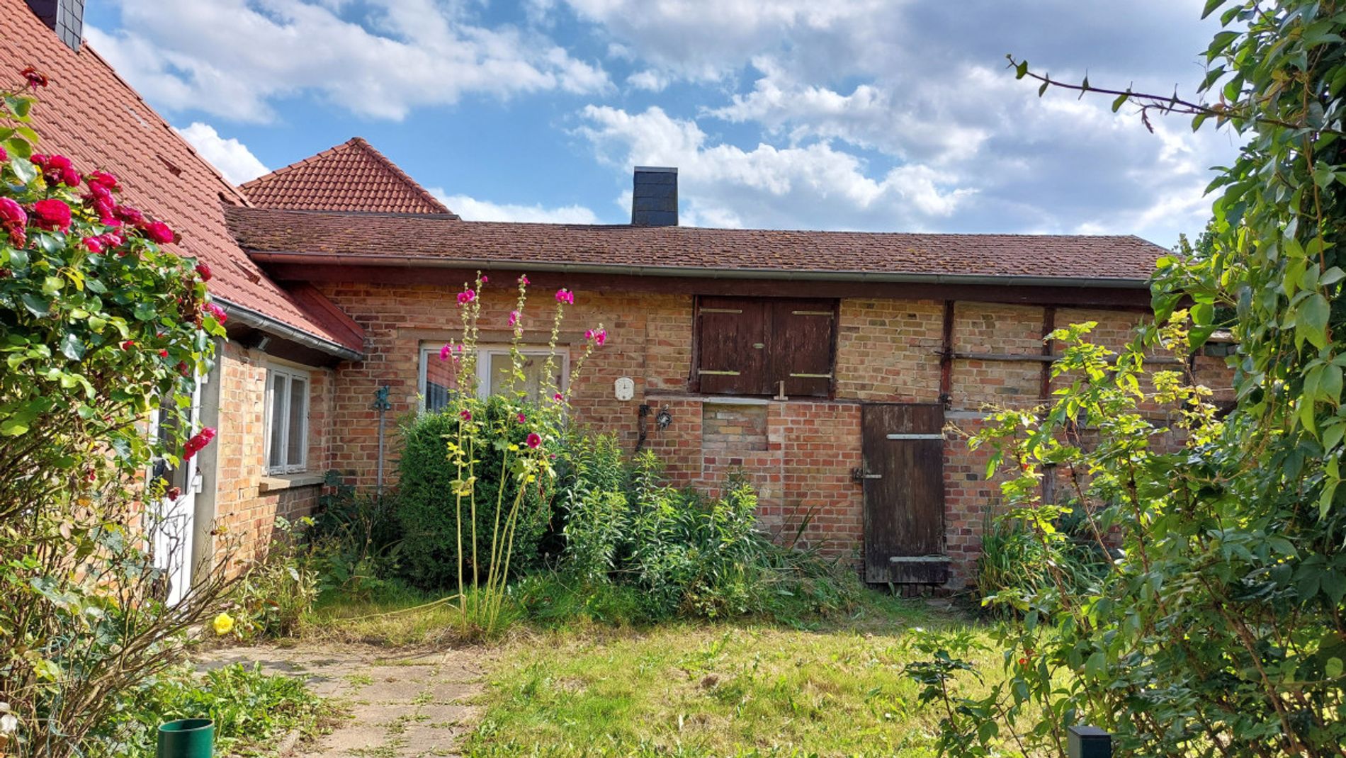 ...mit Anbau und Nebengelass