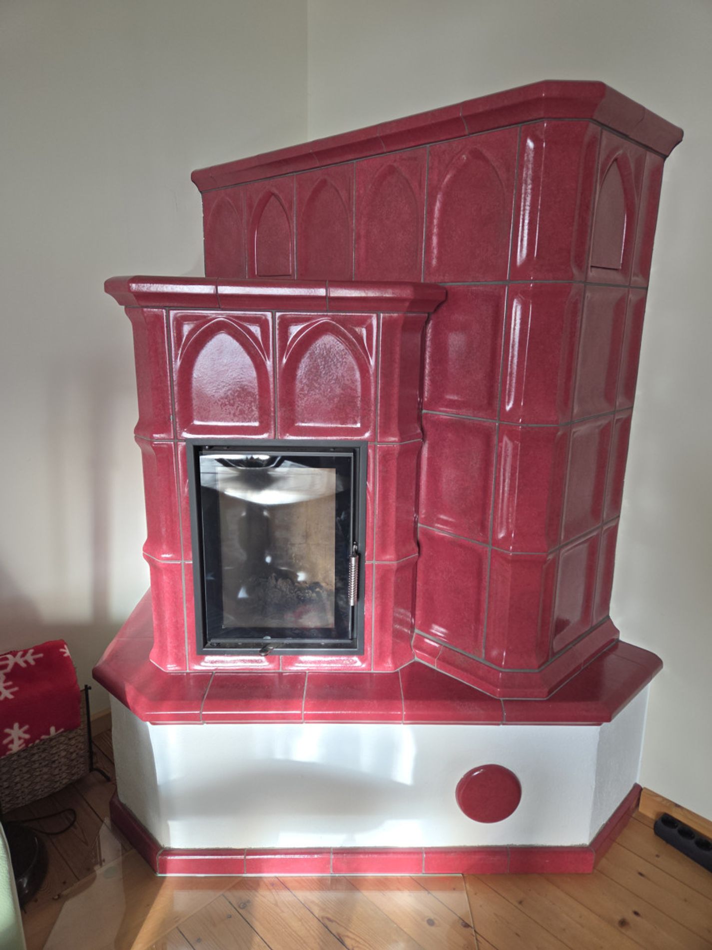 moderner Kachelofen im WZ