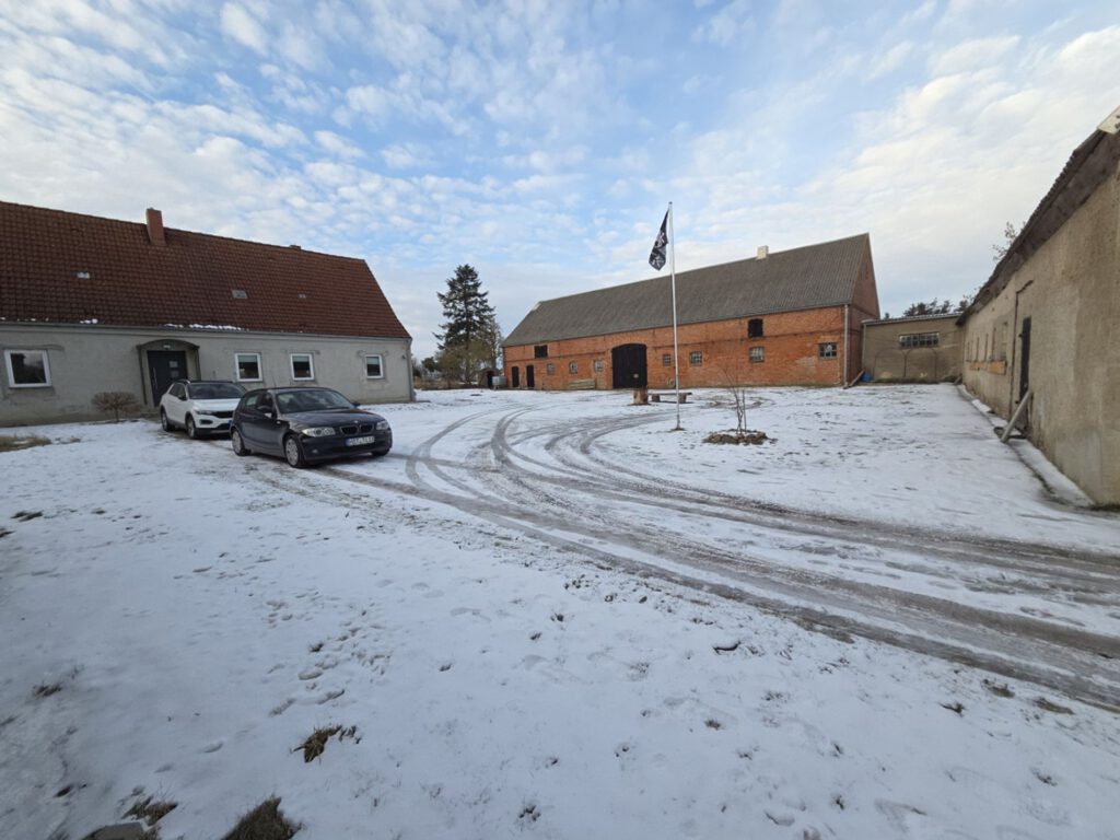 Innenenhof - Haus - Nebengeb.