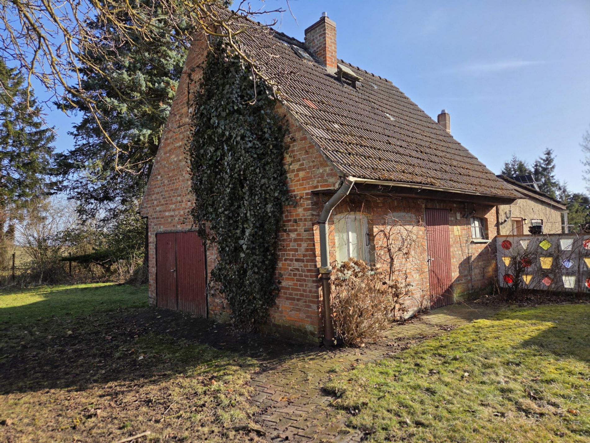 kleine Garage und Heizungsraum