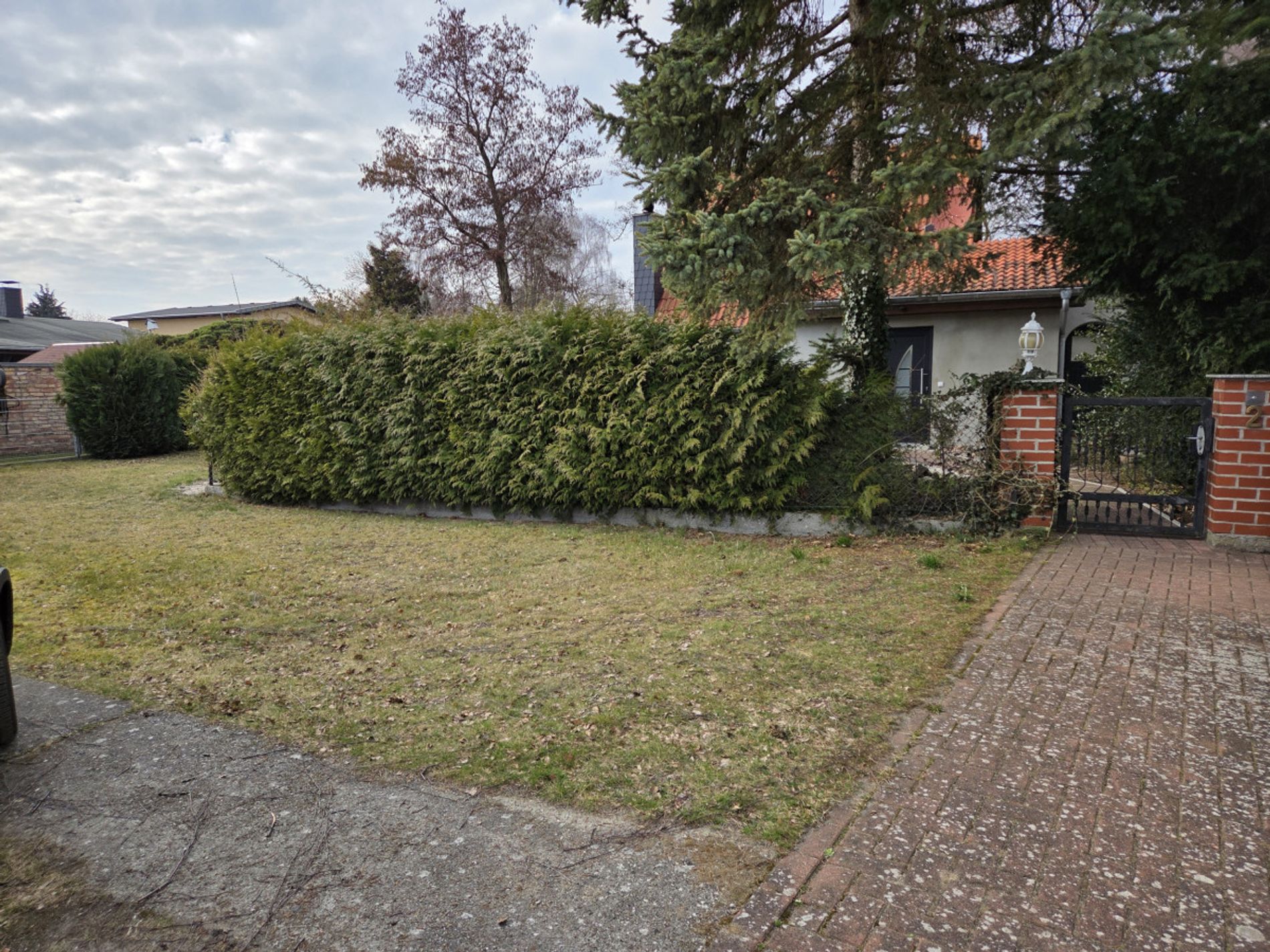 Weg z. Haus auf d. Grundst.