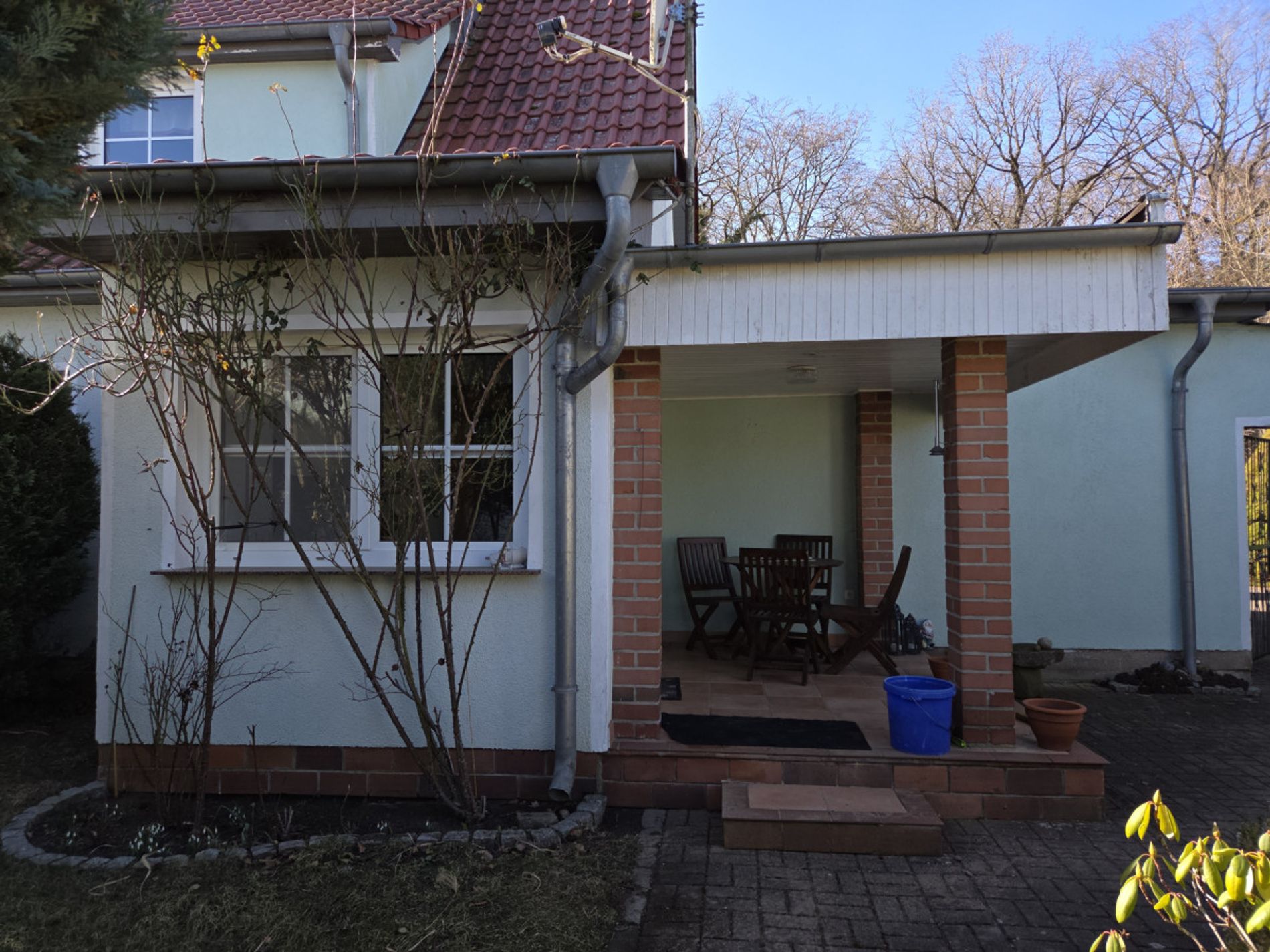 überdachter Eingang