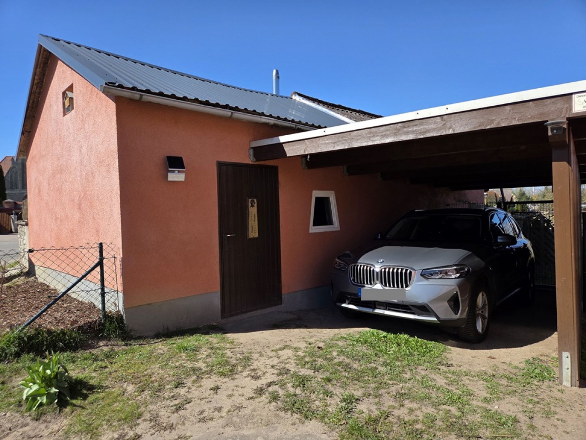 Carport und Nebengelass