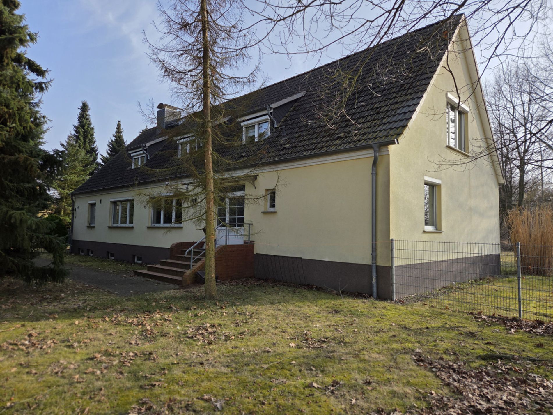 Haupthaus vordere und re Seite