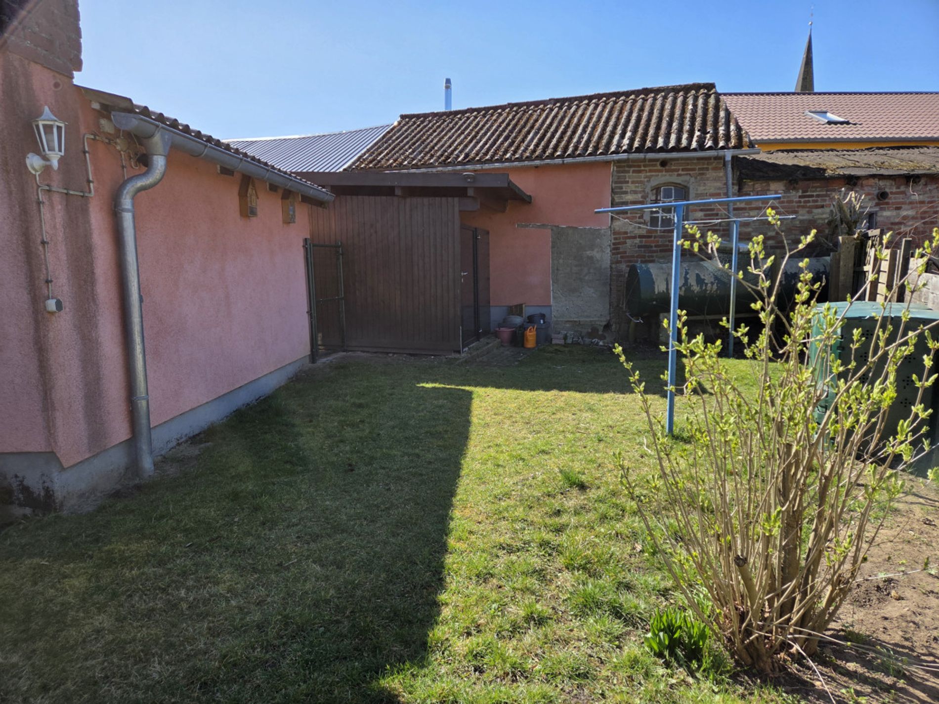 Hinter dem Haus