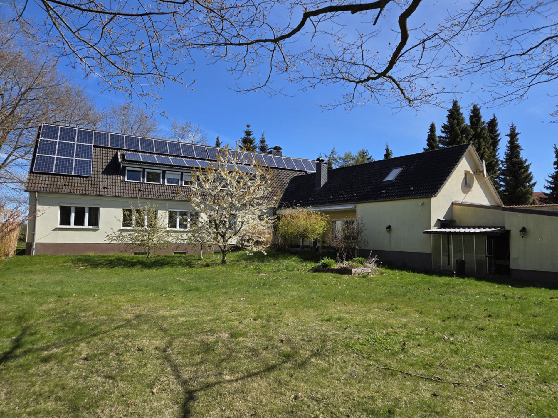achönes gr. Grst. hi d. Haus