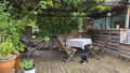 Terrasse neben dem Pool
