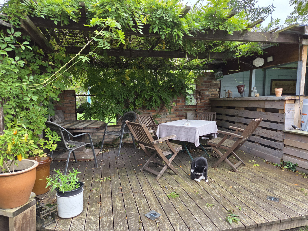 Terrasse neben dem Pool