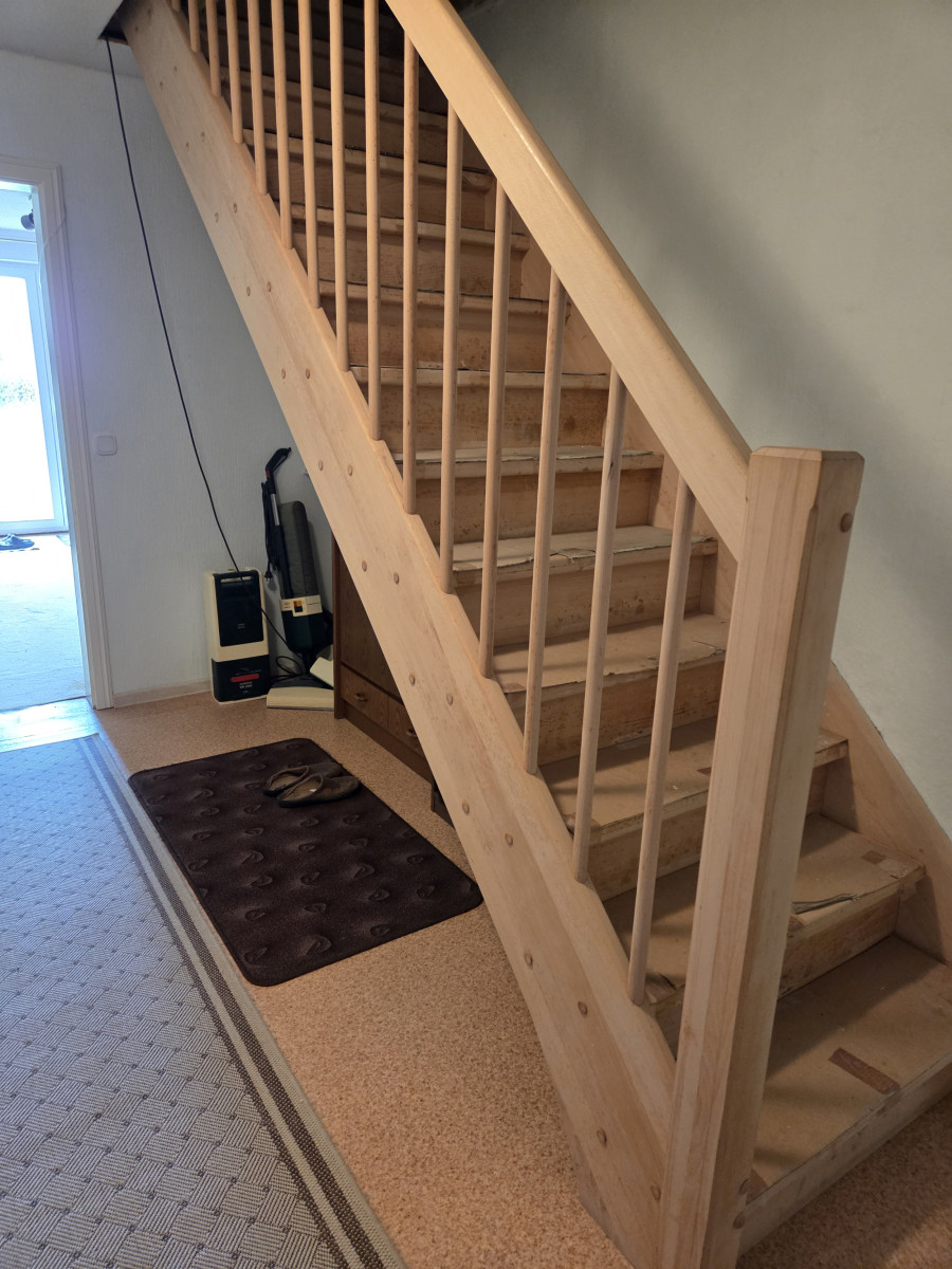 Flur mit Treppe ins OG