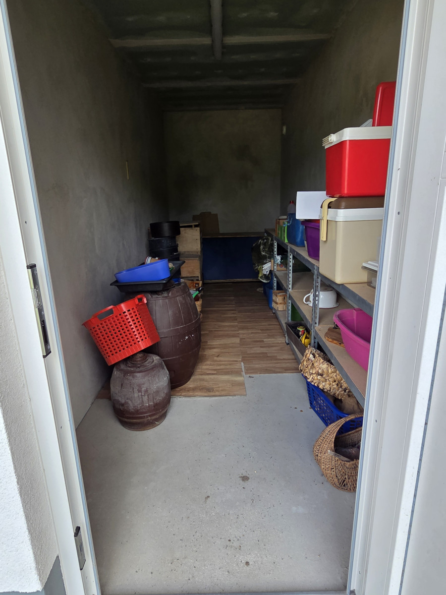 Vorratsraum hinter d. Garage