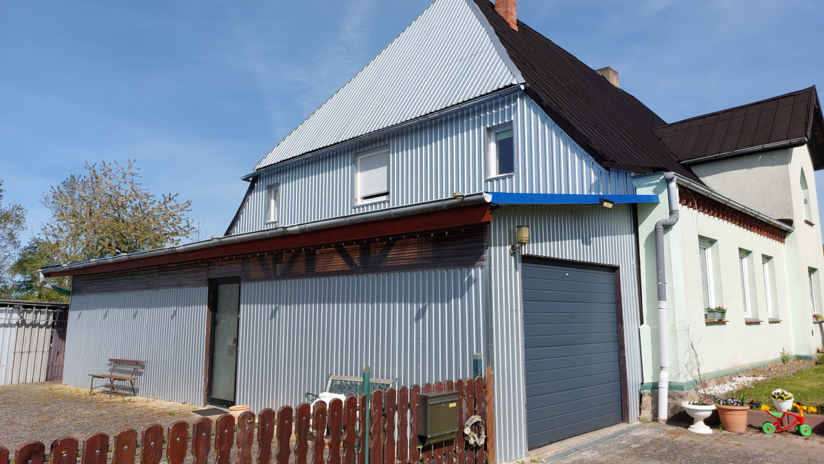linke Seite Haus mir Carport