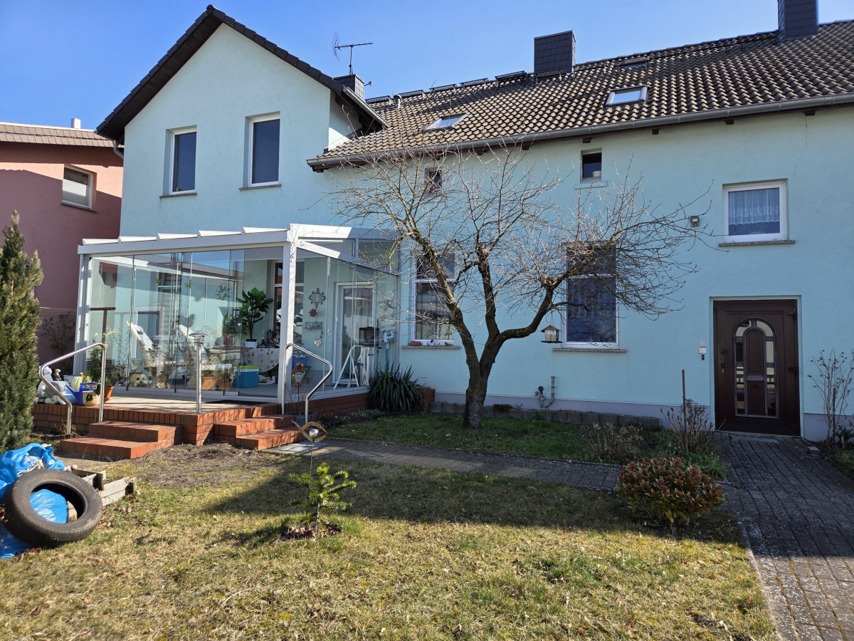 Haus mit Sommerg. u.  Eing. OG