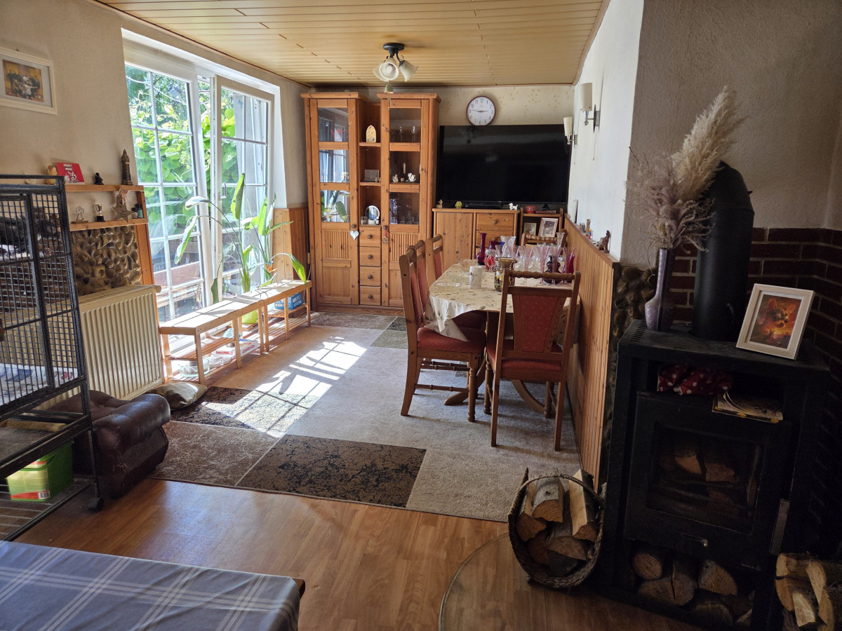 Teil Wohnzimmer mit Kamin