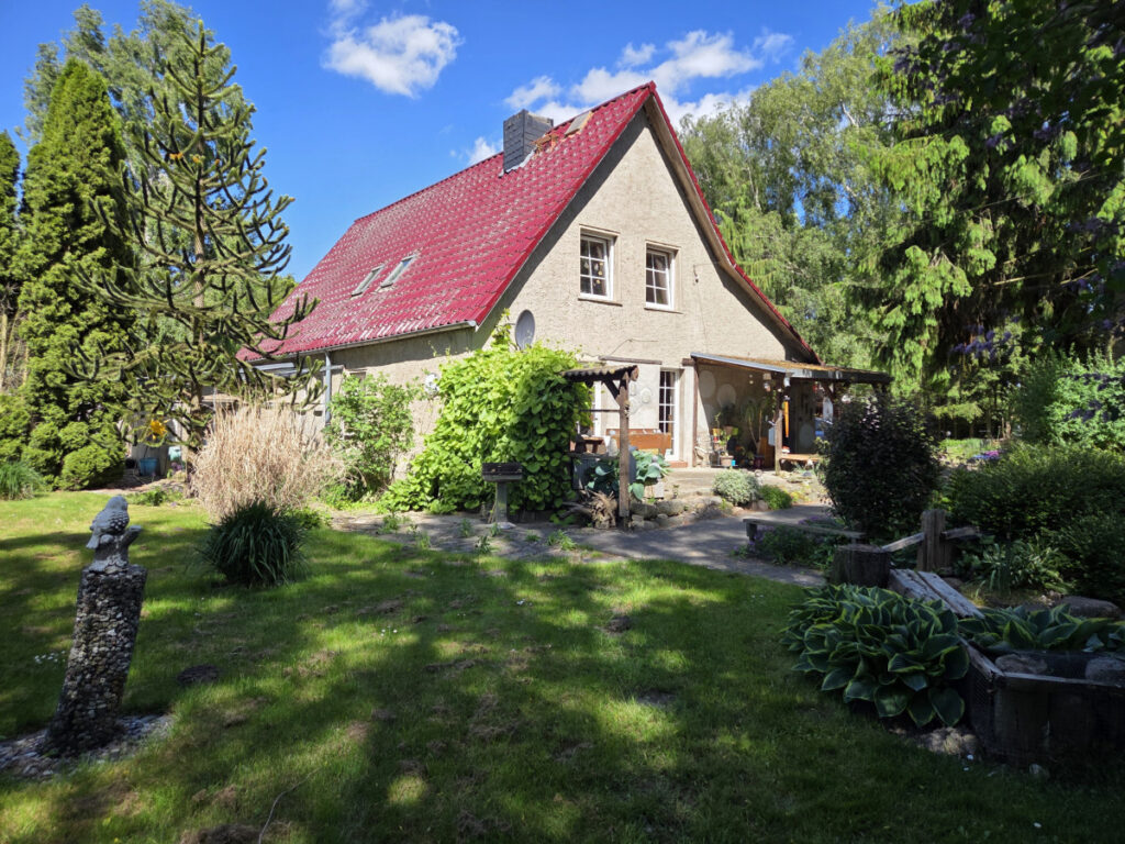 Hausansicht mit Terrasse