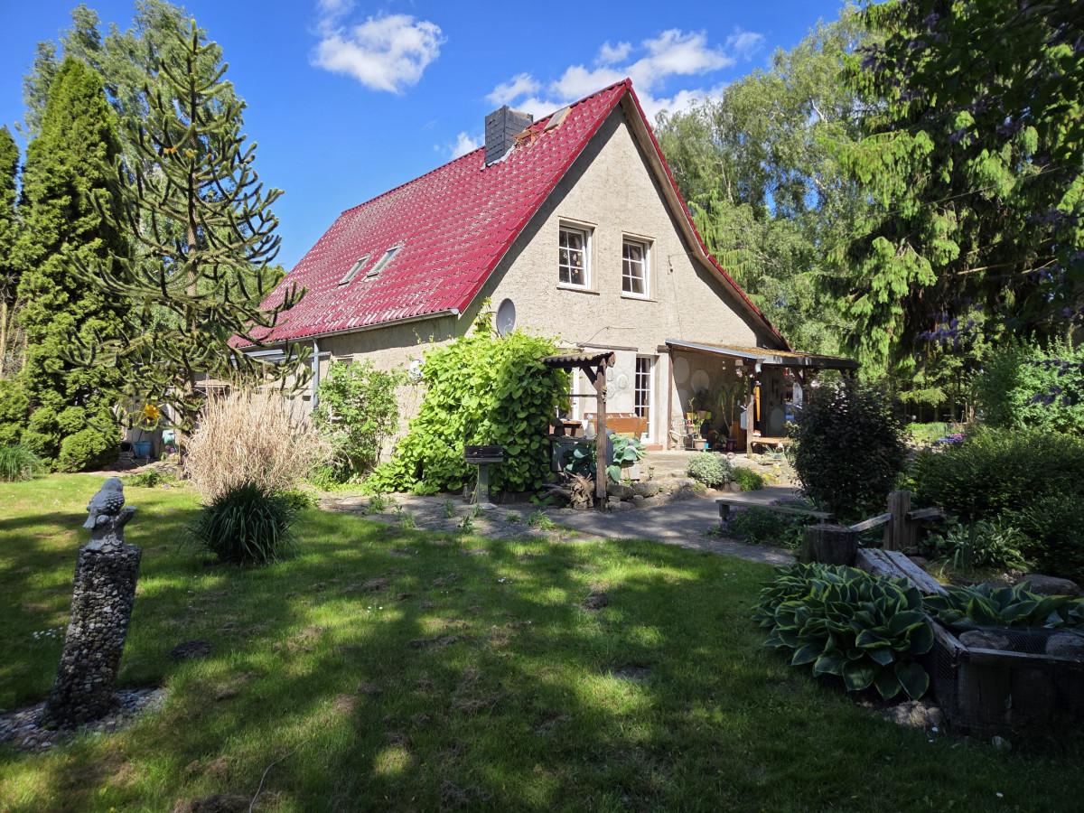 Hausansicht mit Terrasse