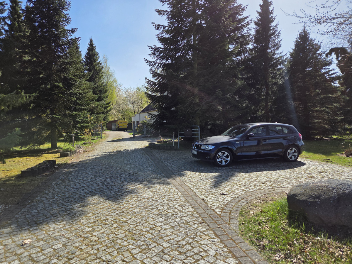 Auffahrt m Parkpl. f. Gäste
