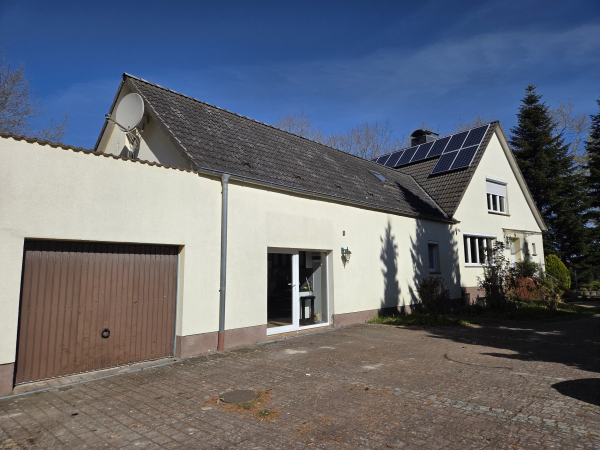 Seite m Einl.whg. und Garage