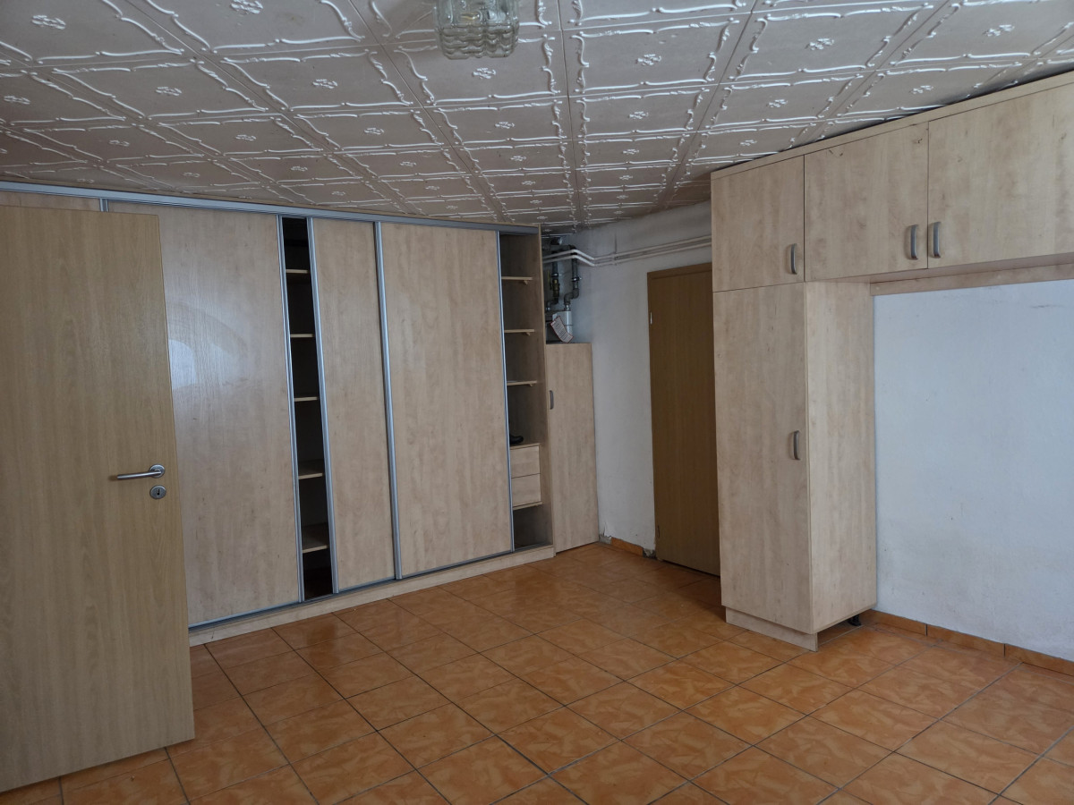 Durchgangszimmer KG
